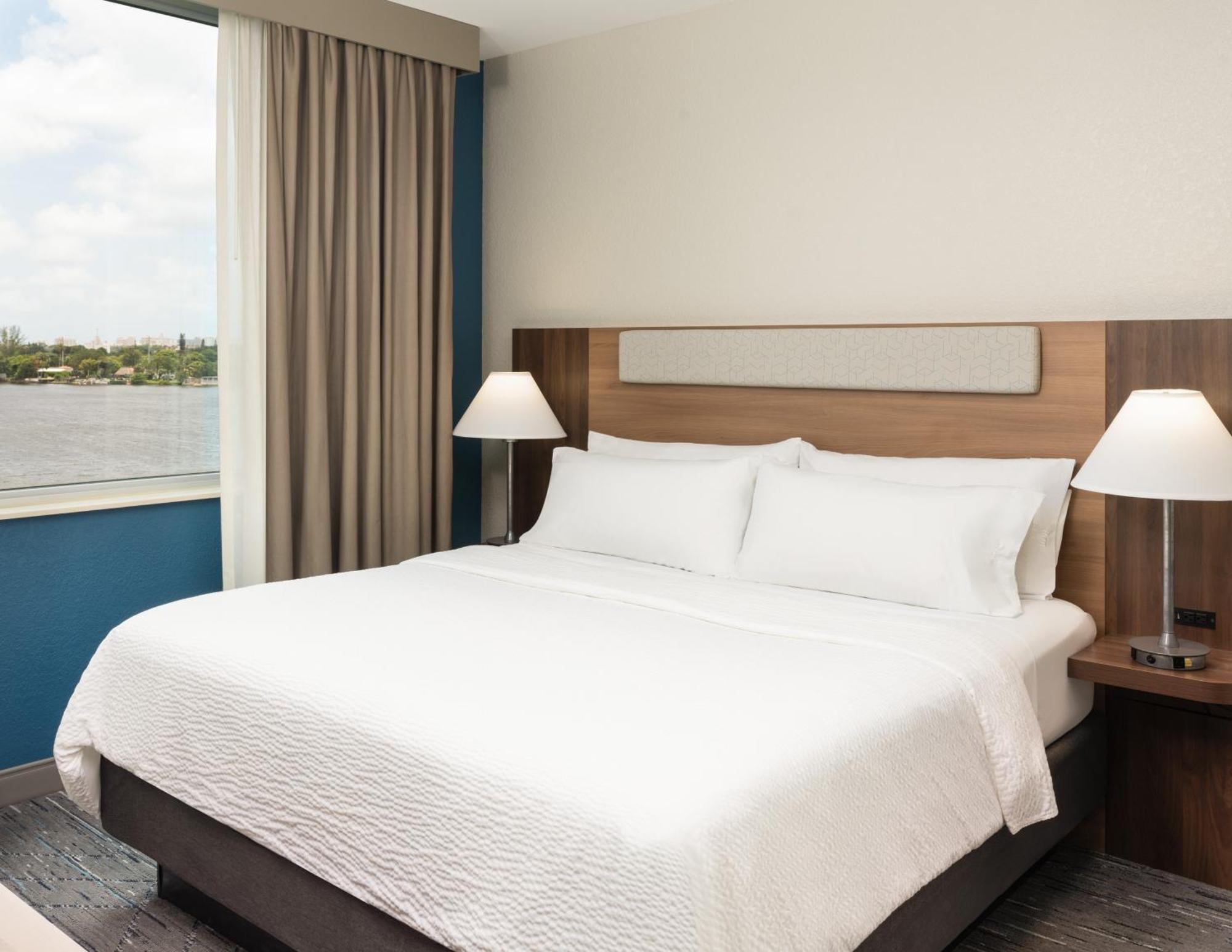Holiday Inn Express Miami Airport-Blue Lagoon Area By Ihg Miami Springs Exterior photo