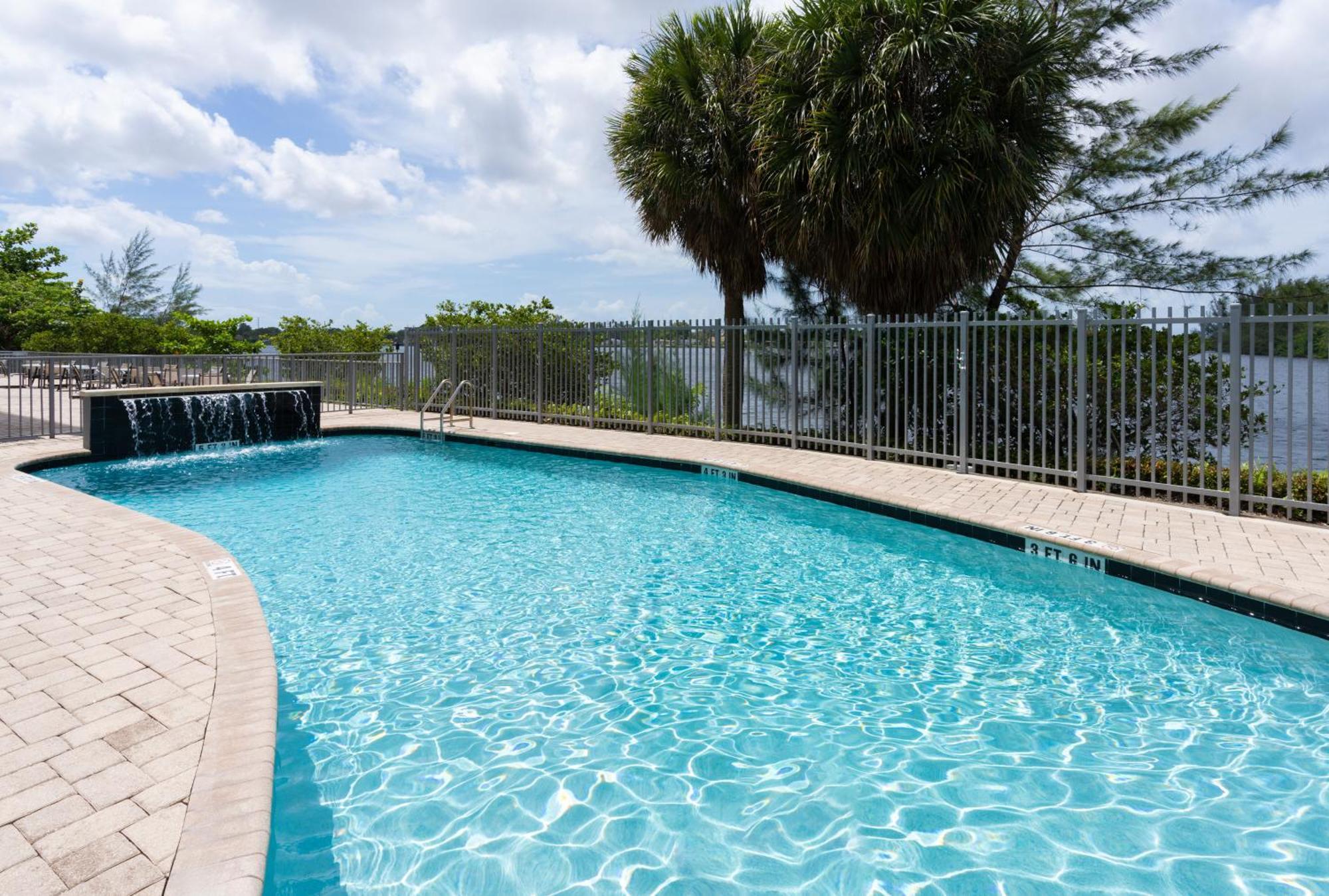 Holiday Inn Express Miami Airport-Blue Lagoon Area By Ihg Miami Springs Exterior photo