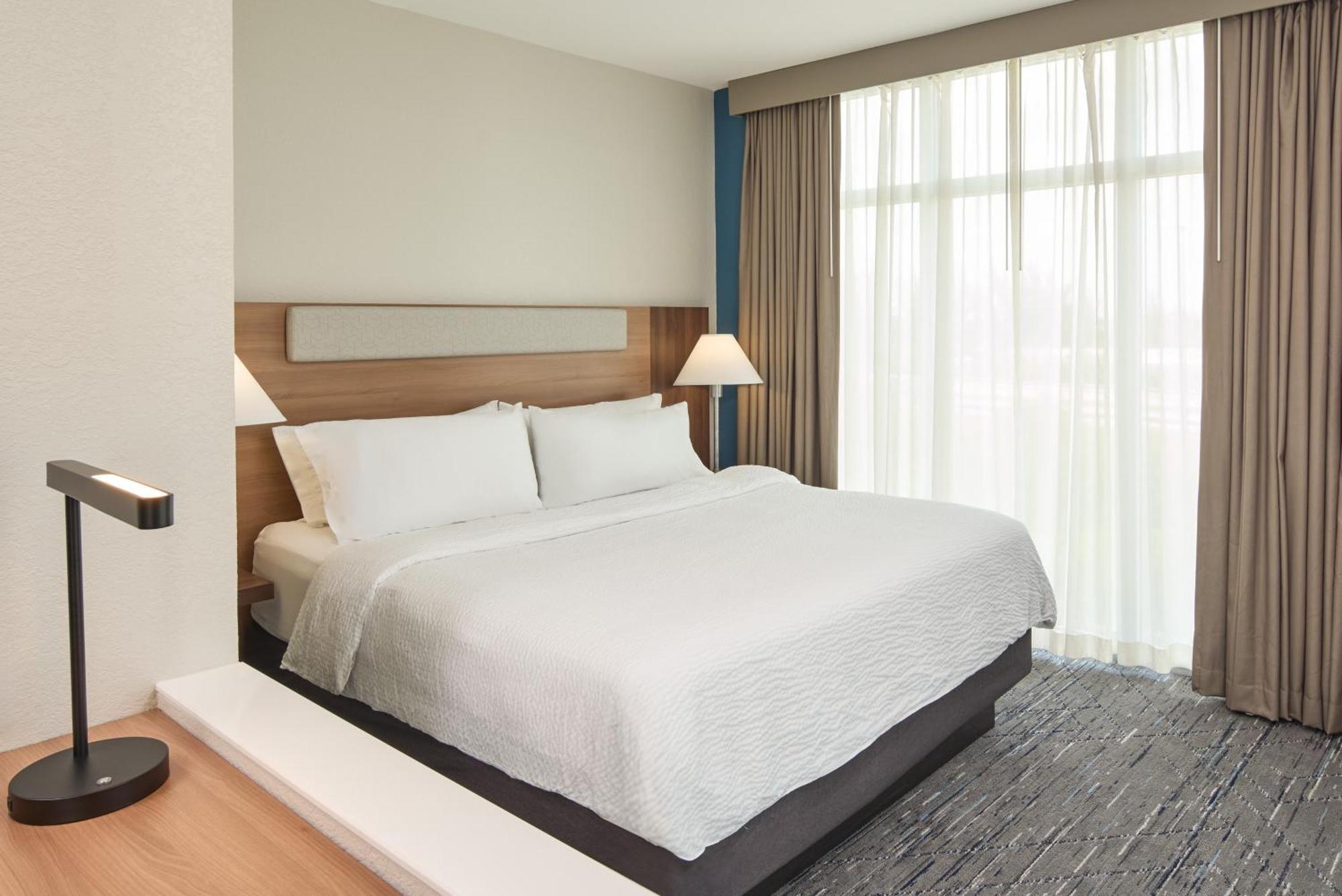 Holiday Inn Express Miami Airport-Blue Lagoon Area By Ihg Miami Springs Exterior photo